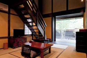 【隠蓑】半露天ヒノキ風呂・ロフトベッド付き 蔵和洋室 20畳～ | 客室ごとに異なる装飾、防音設備、WiFi (無料)、ベッドシーツ