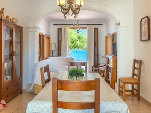 3 slaapkamers, een strijkplank/strijkijzer, internet