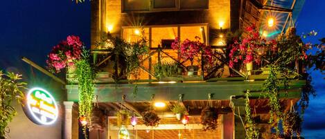 Overnatningsstedets facade – aften/nat