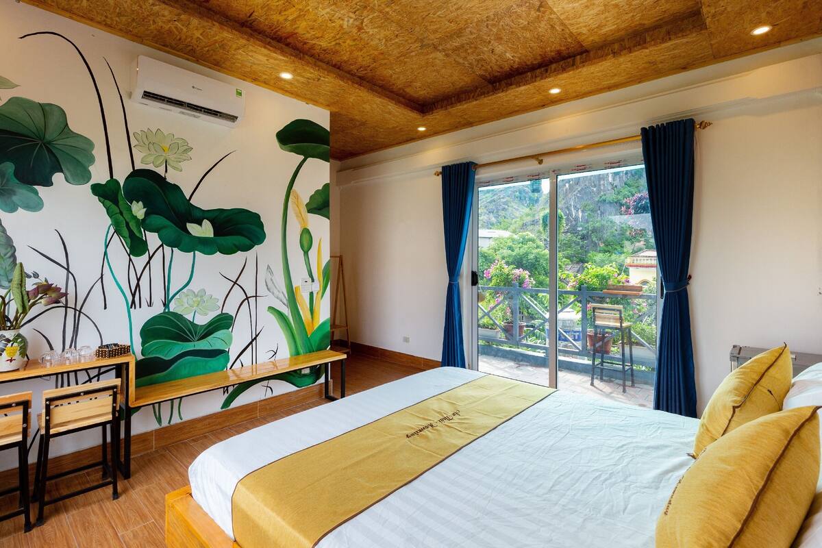 Une chambre d’hôtel avec un lit, un bureau et une vue sur l’extérieur.
