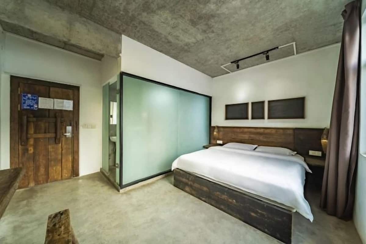Desk, blackout curtains, free WiFi, bed sheets