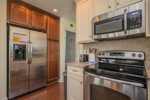 冰箱、微波炉、烤箱、炉灶