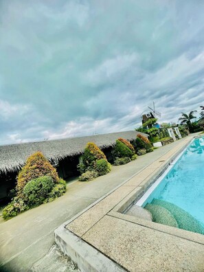 2 piscines extérieures