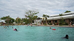 2 piscines extérieures