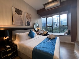 Designer Queen Studio | Desk, free WiFi, bed sheets