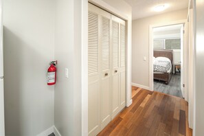 5 Schlafzimmer, Zimmersafe, Bügeleisen/Bügelbrett, Reisekinderbett