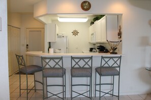 Kylskåp, mikrovågsugn, ugn och spishäll