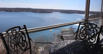 Miles Wide Lake View, 'Portside' 2-bed 2-bath