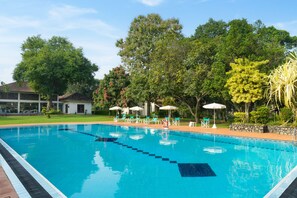 Outdoor pool - Tamarind Tree Garden resort (Seeduwa - Katunayake)