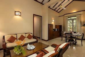 Premium bedding, individually decorated, individually furnished, desk - Tamarind Tree Garden resort (Seeduwa - Katunayake)
