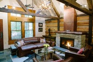 Smart-tv, een open haard en een tafeltennistafel