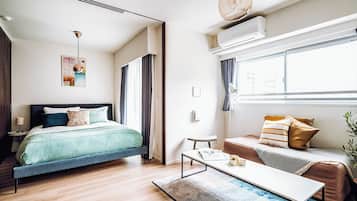 Premier One-Bedroom Apartment | Desk, blackout drapes, soundproofing, iron/ironing board