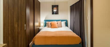 1 dormitori, escriptori, cortines opaques i habitacions insonoritzades