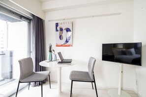 Superior Studio Apartment | Area keluarga | TV layar datar