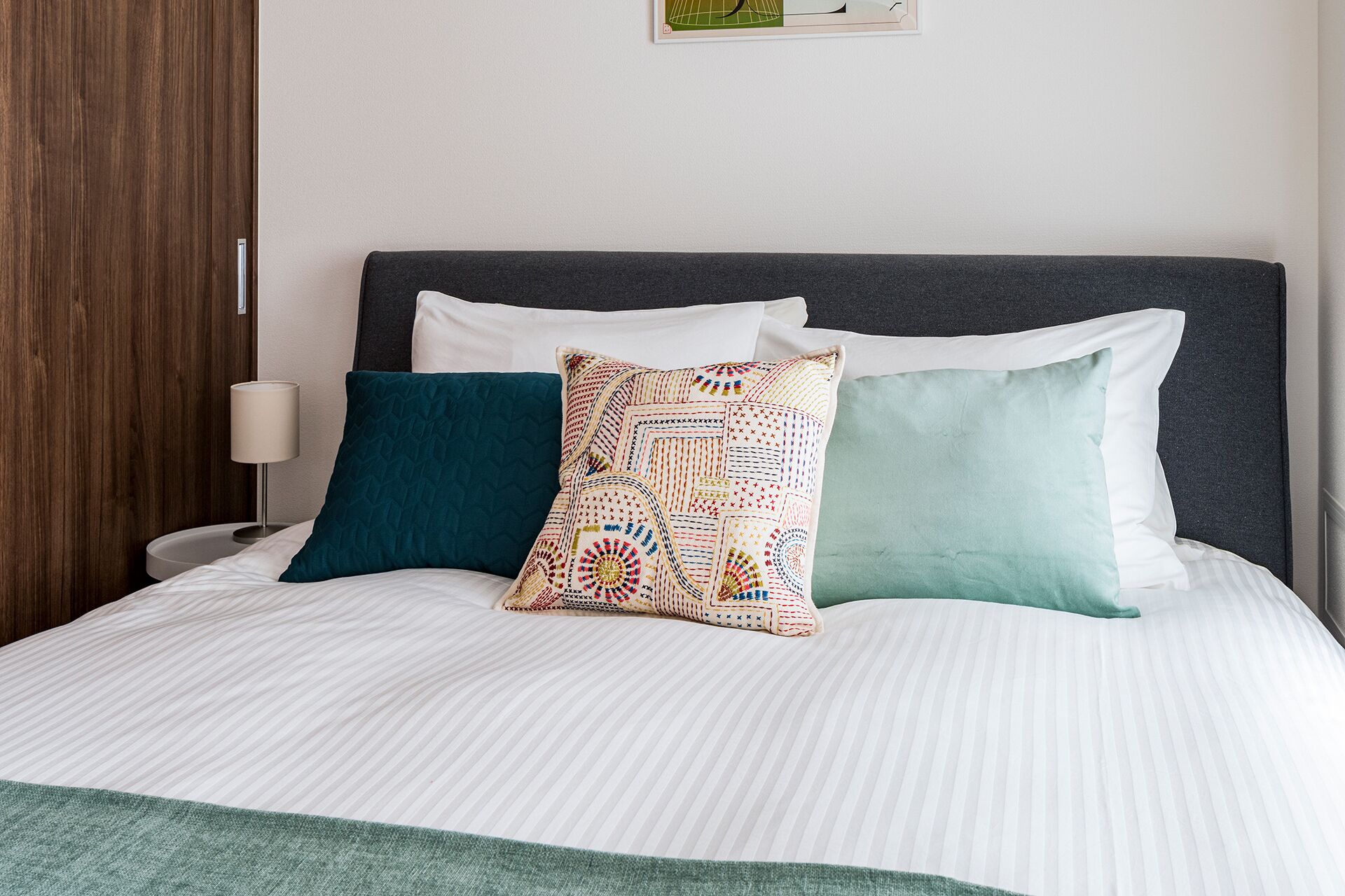 Schreibtisch, Verdunkelungsvorhänge, schallisolierte Zimmer