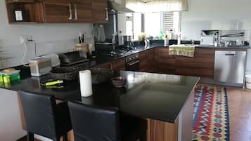 Geladeira, micro-ondas, fogão, lava-louças