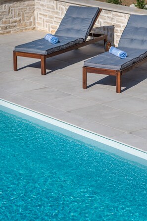 Vil·la (3 Bedroom Villa with Private Pool) | Piscina | Piscina a l'aire lliure, para-sols i gandules 