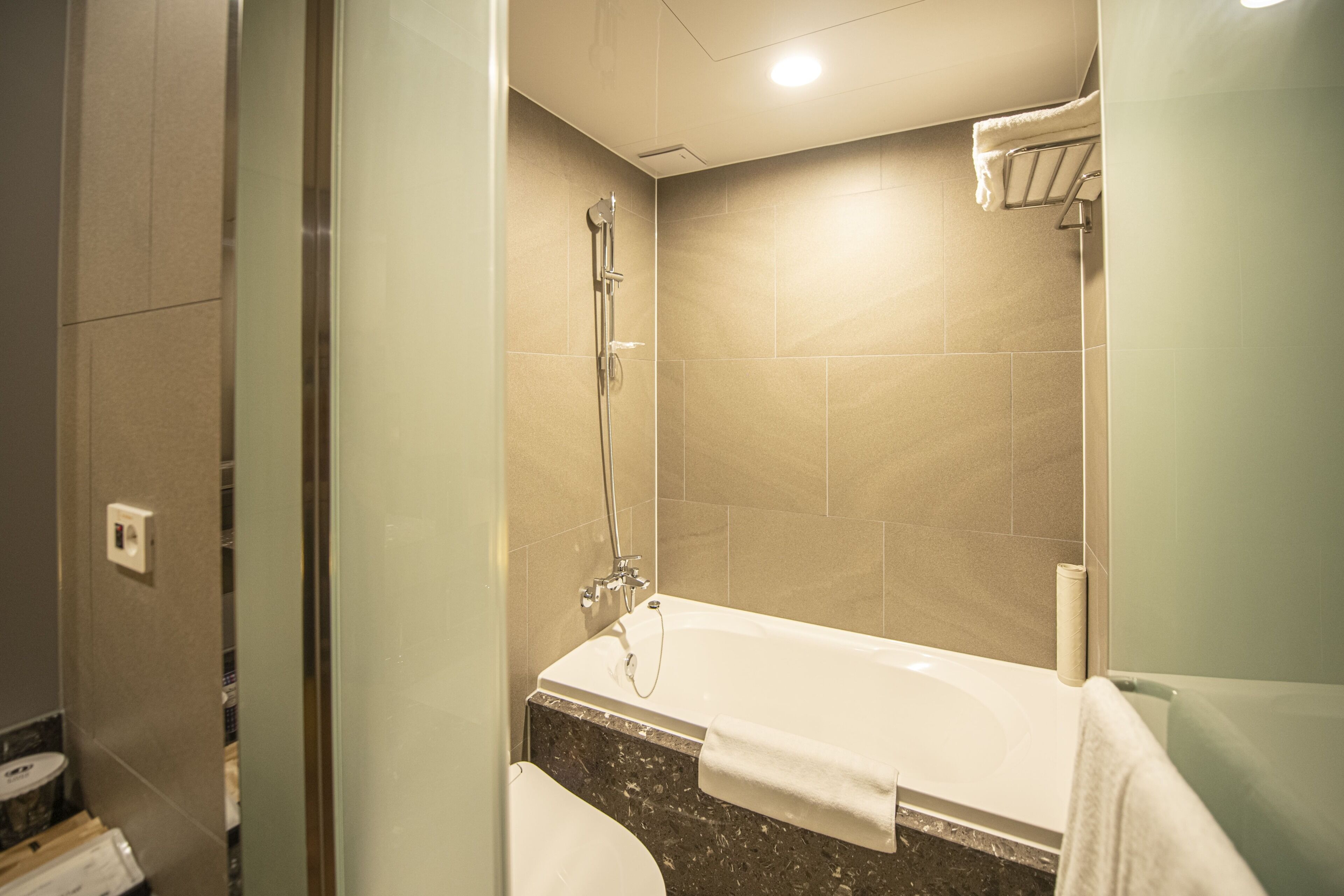 executive twin room | bathroom | combined shower/bathtub, deep-soaking bathtub, hair dryer, bidet