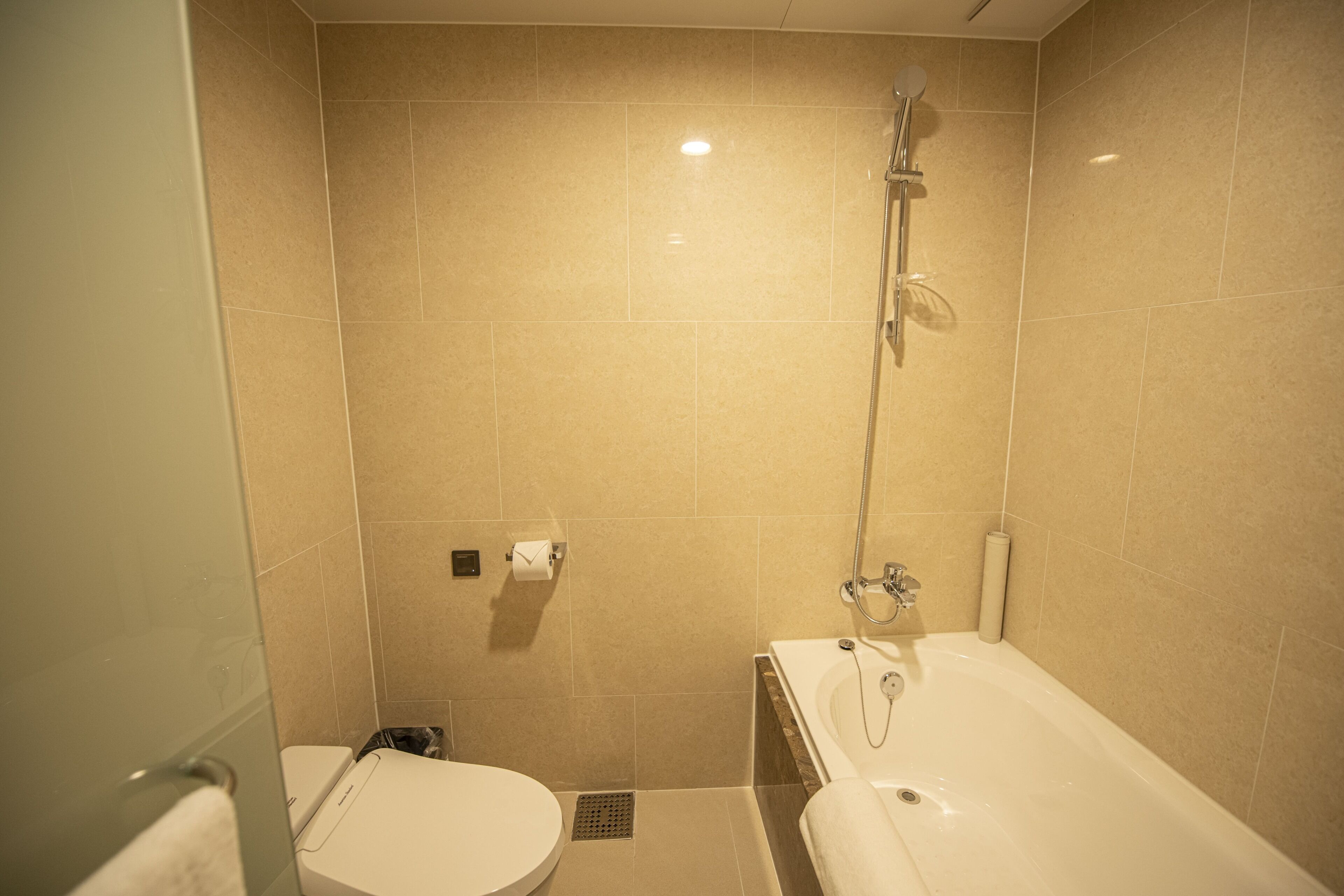 executive double room | bathroom | combined shower/bathtub, deep-soaking bathtub, hair dryer, bidet