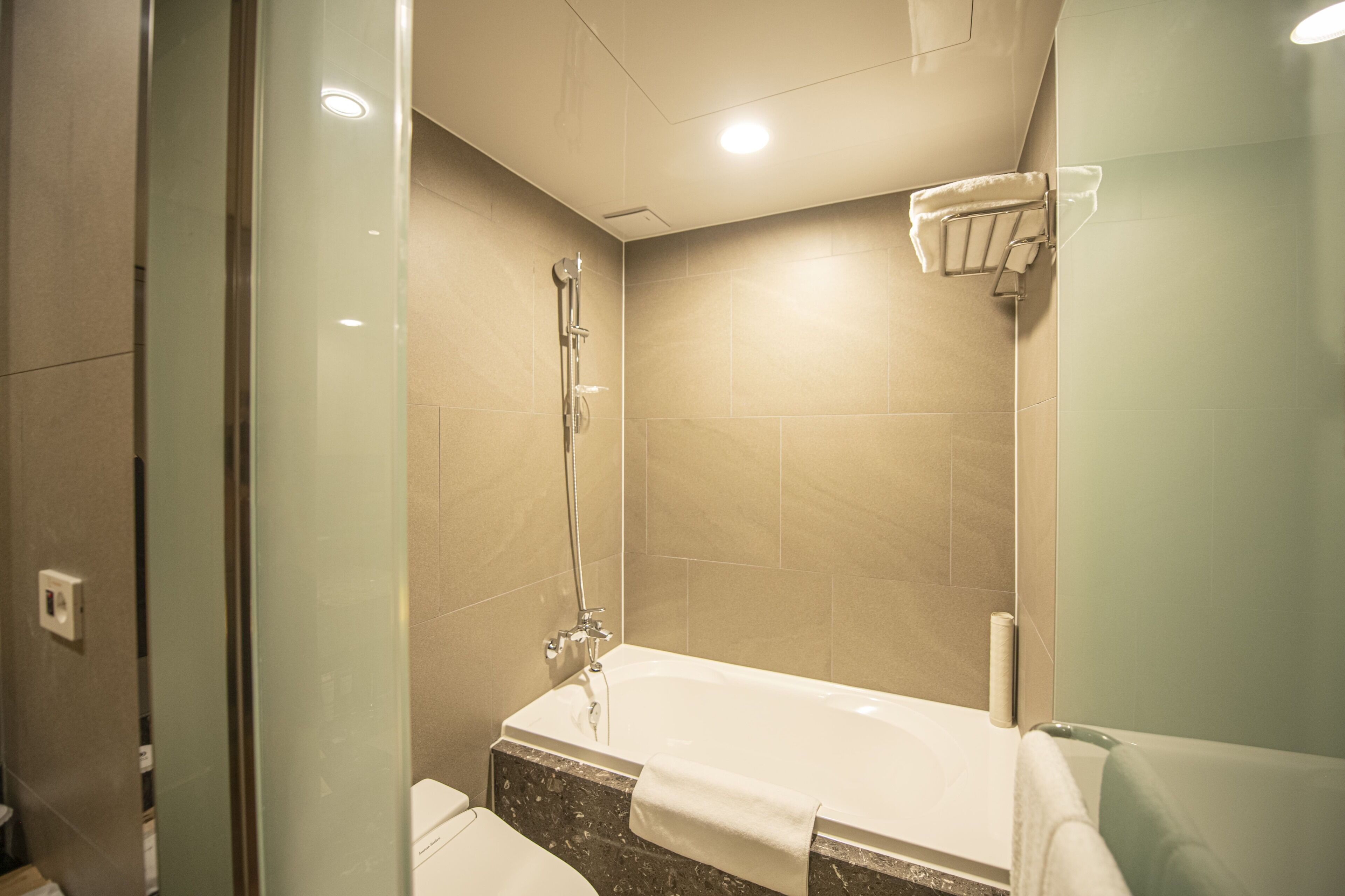 combined shower/bathtub, deep-soaking bathtub, hair dryer, bidet