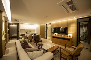 Caja de seguridad en la habitación y escritorio