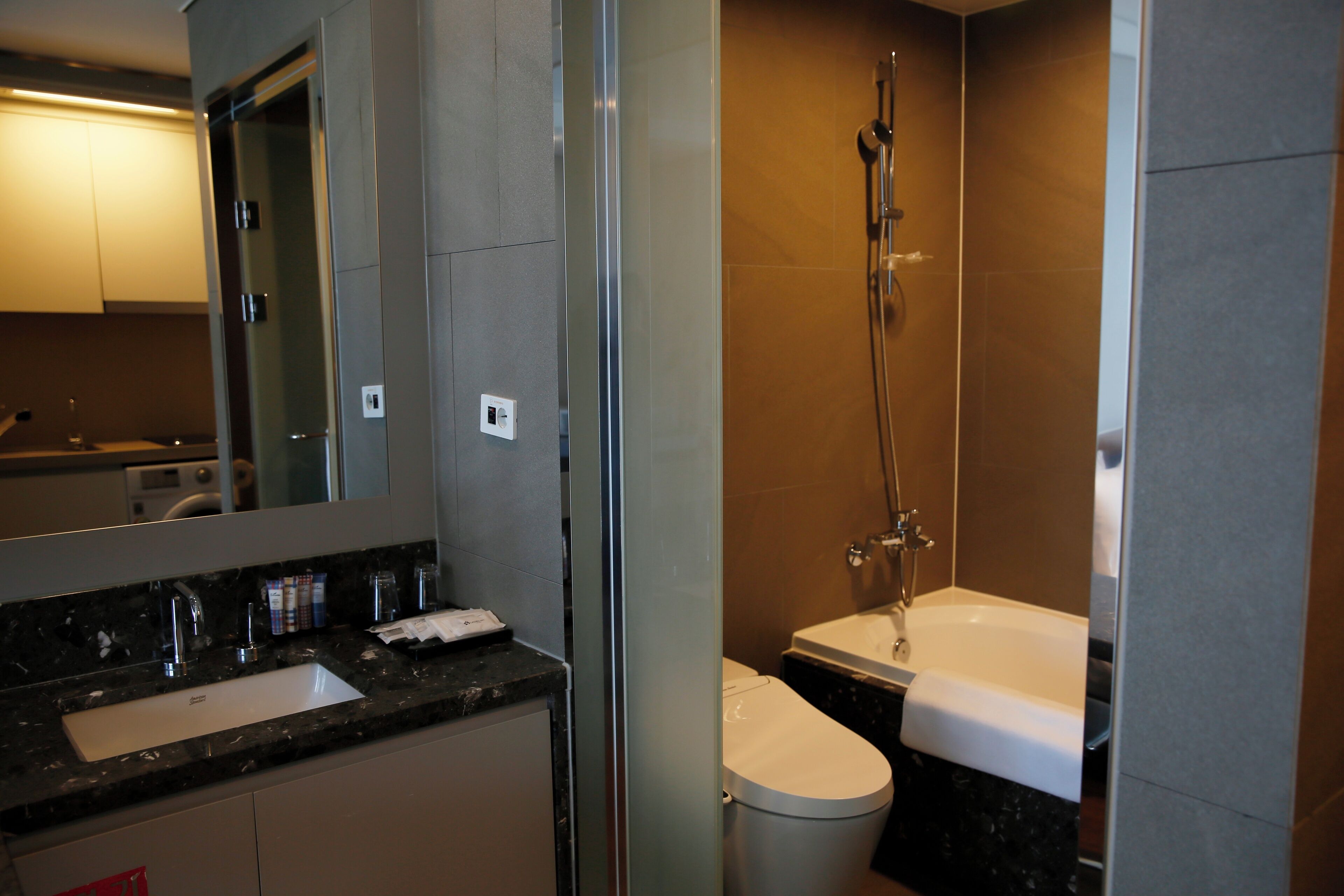 executive hollywood double | bathroom | combined shower/bathtub, deep-soaking bathtub, hair dryer, bidet