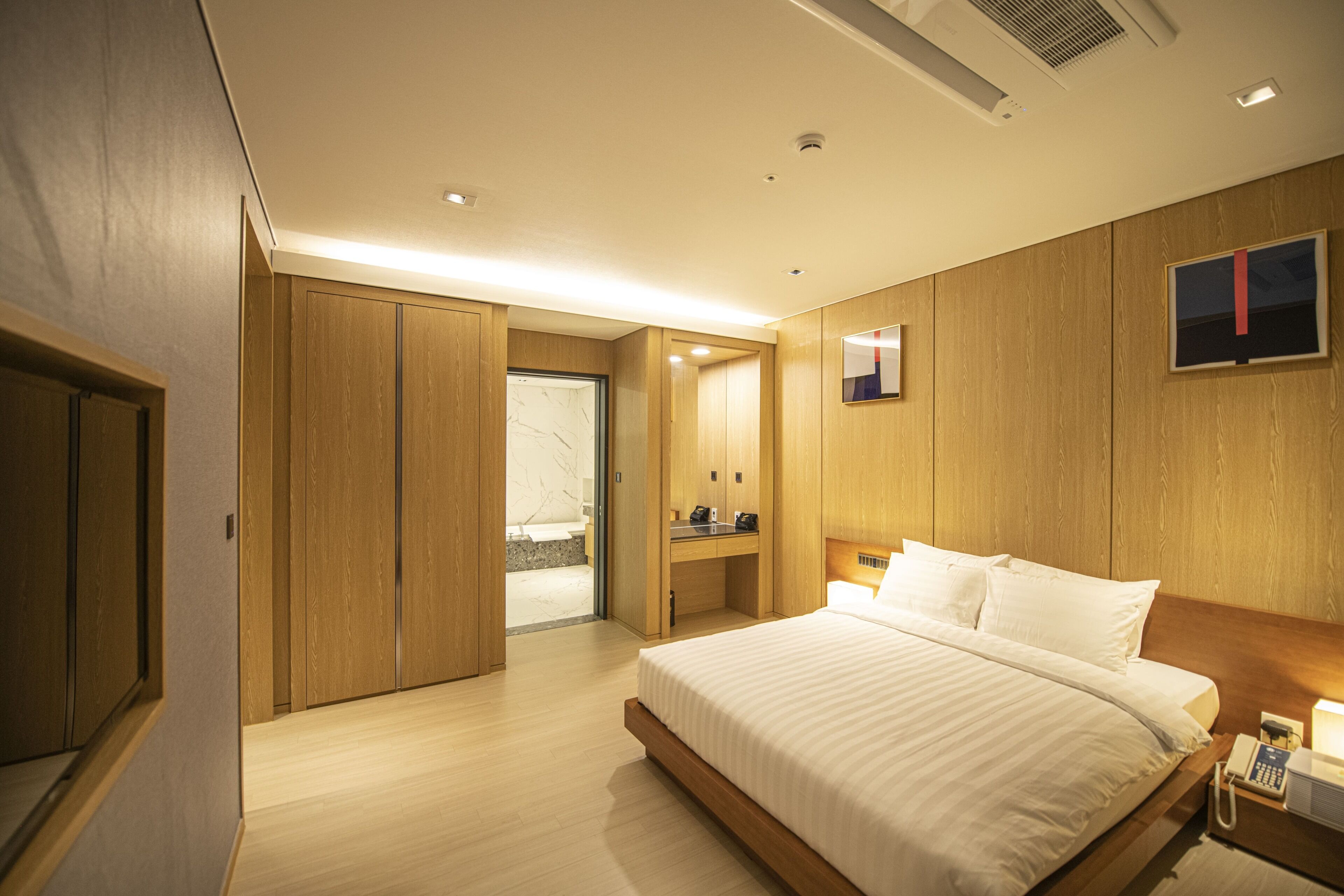 1 bedroom, in-room safe, desk, laptop workspace