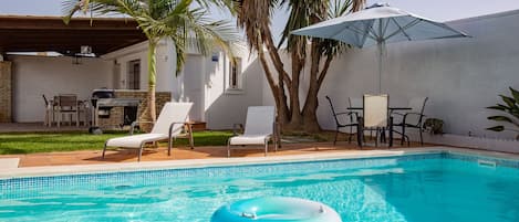 Una piscina cubierta, una piscina al aire libre