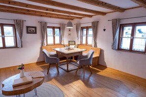 Dining - Vacation apartment in a farmhouse right on the edge of the Alps - near Neuschwanstein Castle (Halblech)