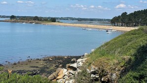 A coastal view with boats on the water, a sandy beach, and a rocky shoreline. - House SEA VIEW PRIVATE beach access (Séné)