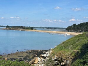 على الشاطئ، كراسي للتشمس