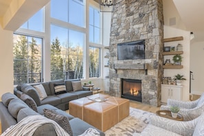 Smart TV, fireplace, DVD player, music library - OVERLOOK HAUS- Mountain Oasis Overlooking San Sophia’s Ridge, Fire Pit & Hot Tub (Mountain Village)