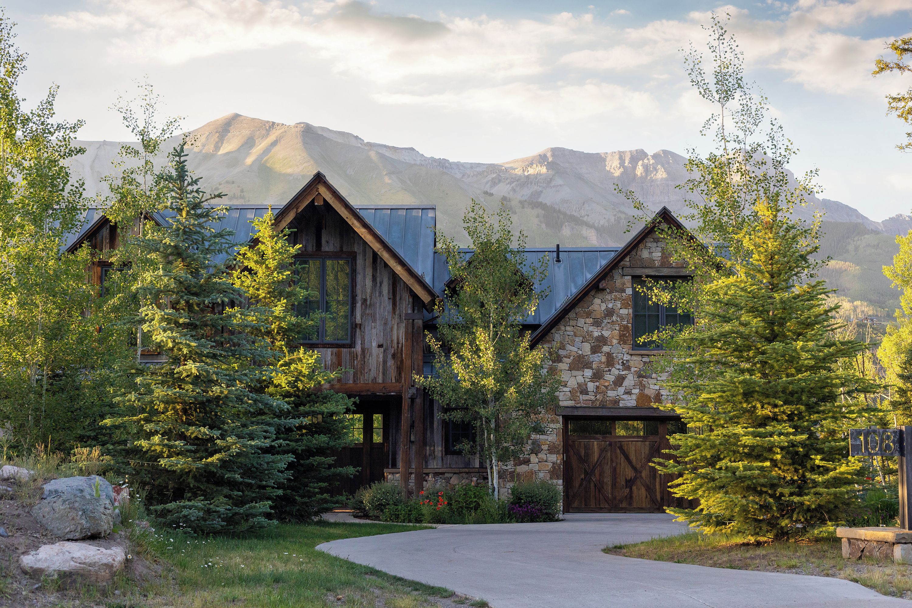 1.0-telluride-overlook-haus-exterior-front-mtns3