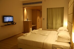 Premium bedding, memory foam beds, minibar, in-room safe - YN Hotels (Bengaluru)