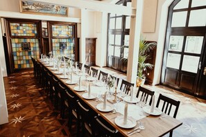 Bữa sáng buffet hàng ngày (13 EUR/mỗi người) 