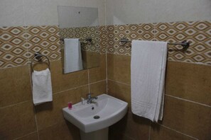 Habitación doble Deluxe | Baño | Regadera, amenidades de baño gratuitas, pantuflas, toallas 