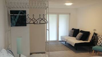 House | 2 bedrooms, in-room safe, desk, bed sheets