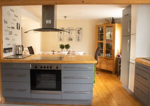 House | Private kitchen | Fridge, oven, dishwasher, coffee/tea maker - Ferienhaus Deko-Scheune (Naila)