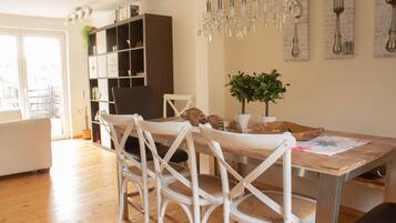 Talo | Ruokailu omassa huoneessa