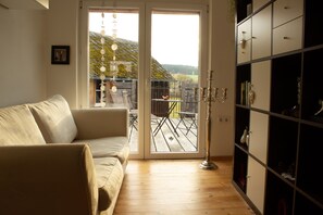 House | Living area | 32-inch TV with satellite channels, fireplace, DVD player - Ferienhaus Deko-Scheune (Naila)