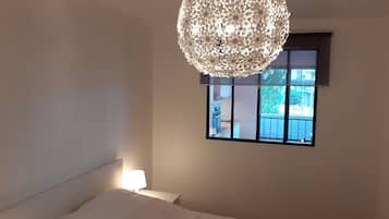 2 habitaciones, tabla de planchar con plancha y cuna de viaje