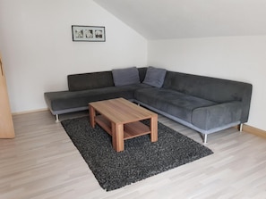 Appartement, balcon | Salle de séjour | Téléviseur de 32 po avec télévision par satellite