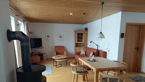 Casa | Sala d'estar | Televisor de 40 cm amb canals per satèl·lit i taula de tennis de taula 