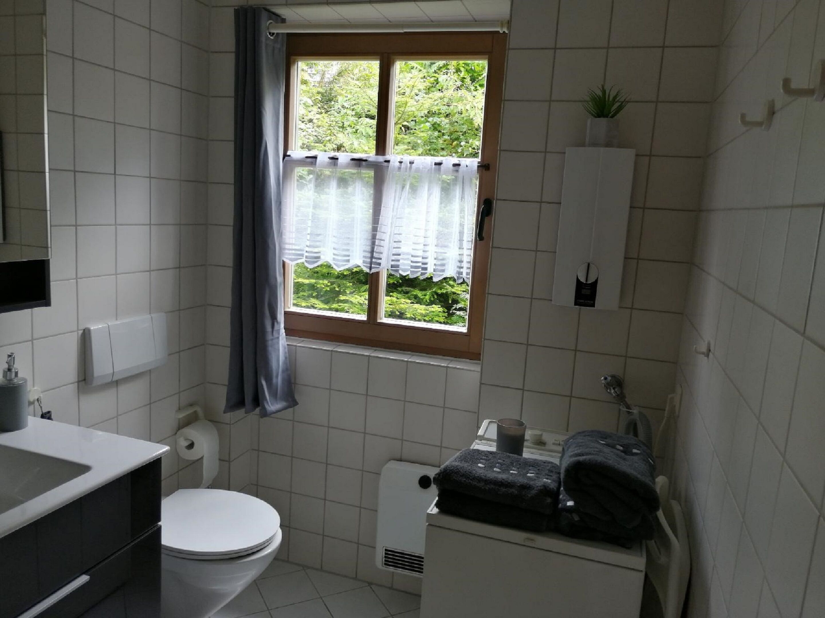 Hus | Badeværelse | Bruser, hårtørrer, håndklæder, Shampoo