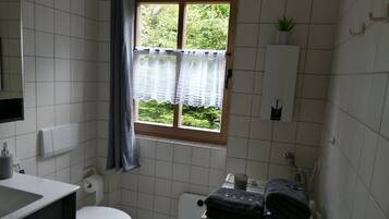 Hus | Badeværelse | Bruser, hårtørrer, håndklæder, Shampoo