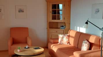 Ferienhaus | Wohnbereich | 40-cm-Fernseher mit Satellitenempfang, Tischtennisplatte