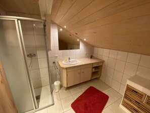 Ferienhaus | Badezimmer | Dusche, Haartrockner, Handtücher, Seife