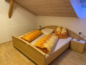 House | Free cribs/infant beds, free WiFi, bed sheets