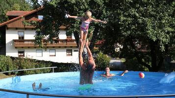 Kolam renang outdoor musiman