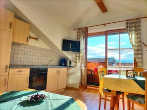 Huoneisto | Yksityinen keittiö | Jääkaappi, uuni, liesi, kahvin-/teenkeitin